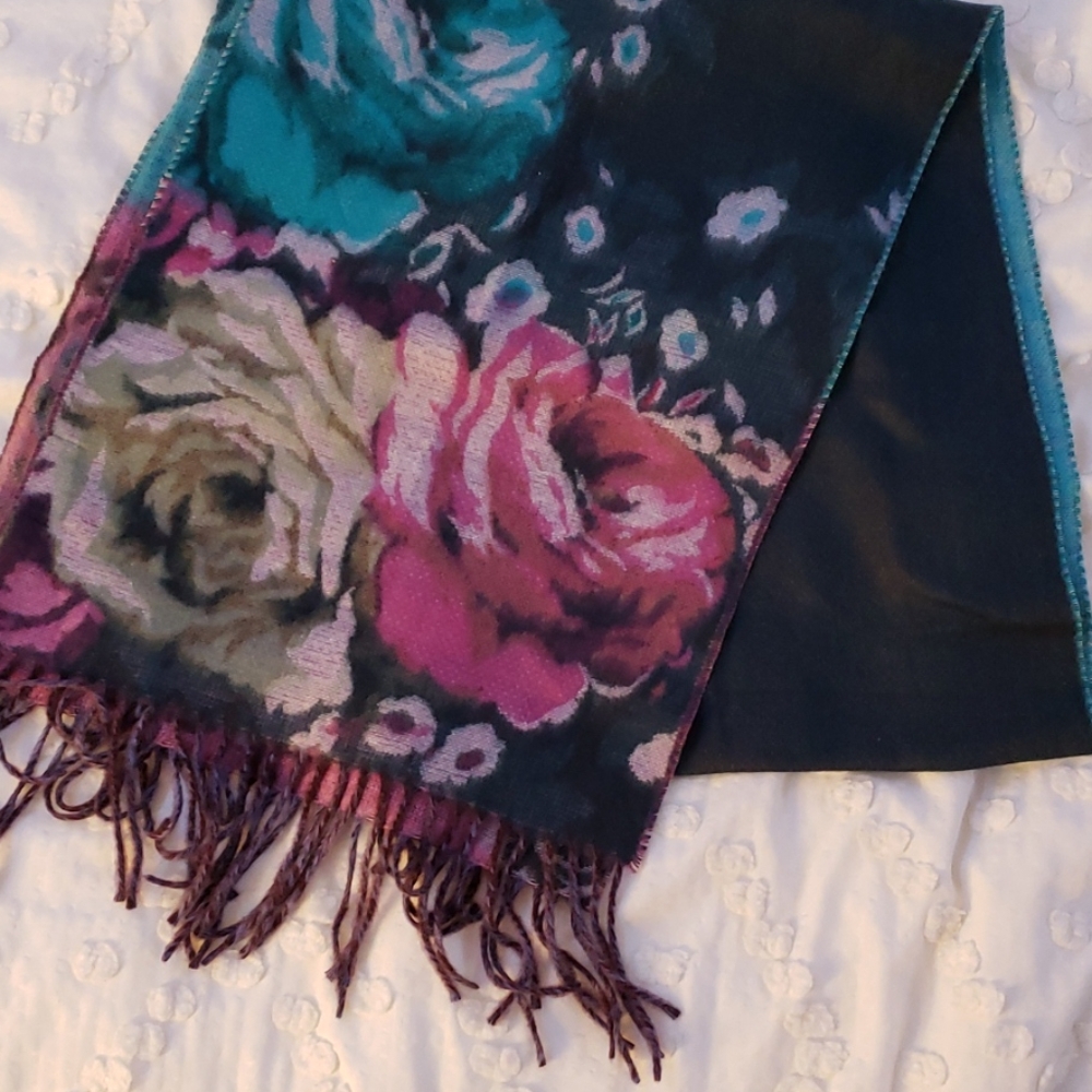 Never worn soft floral patterend reversible scarf